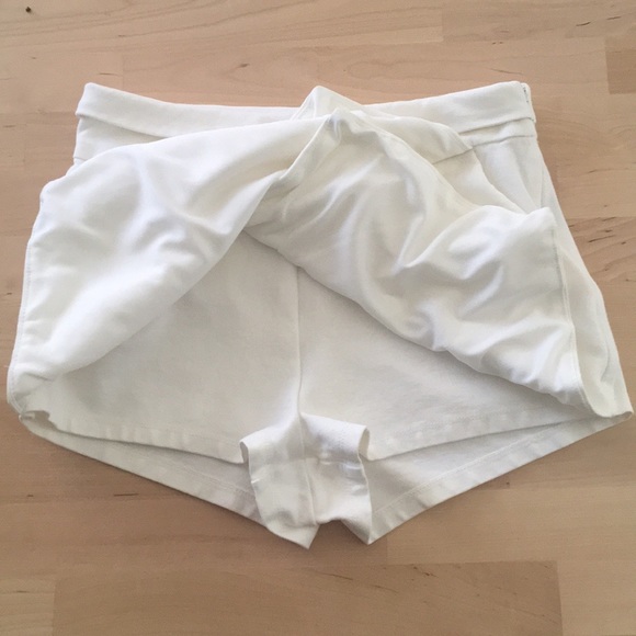 SOLD White layered shorts with pockets - Picture 3 of 11
